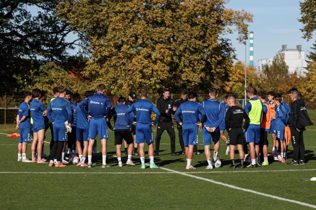 Trainer Pascal Ibold (M.,1. FC Magdeburg) spricht zu den Spielern nach dem Training, rechts steht Trainer Petrik Sander (1. FC Magdeburg) - 2. Fußball Bundesliga Saison 2025-2026 Training 1. FC Magdeburg an der Avnet Arena in Magdeburg - Fußball,Mann,Männer,Deutschland,13.10.2025