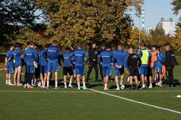 Trainer Pascal Ibold (M.,1. FC Magdeburg) spricht zu den Spielern nach dem Training, rechts steht Trainer Petrik Sander (1. FC Magdeburg) - 2. Fußball Bundesliga Saison 2025-2026 Training 1. FC Magdeburg an der Avnet Arena in Magdeburg - Fußball,Mann,Männer,Deutschland,13.10.2025