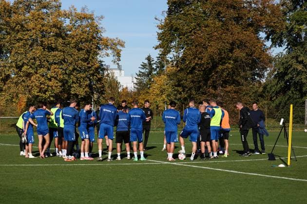 Trainer Pascal Ibold (M.,1. FC Magdeburg) spricht zu den Spielern nach dem Training, rechts steht Trainer Petrik Sander und Geschäftsführer Otmar Schork (1. FC Magdeburg) - 2. Fußball Bundesliga Saison 2025-2026 Training 1. FC Magdeburg an der Avnet Arena in Magdeburg - Fußball,Mann,Männer,Deutschland,13.10.2025