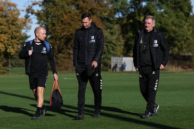 v.l. Athletiktrainer Jannik Kirchenkamp, Trainer Pascal Ibold, Trainer Petrik Sander (1. FC Magdeburg) - 2. Fußball Bundesliga Saison 2025-2026 Training 1. FC Magdeburg an der Avnet Arena in Magdeburg - Fußball,Mann,Männer,Deutschland,13.10.2025