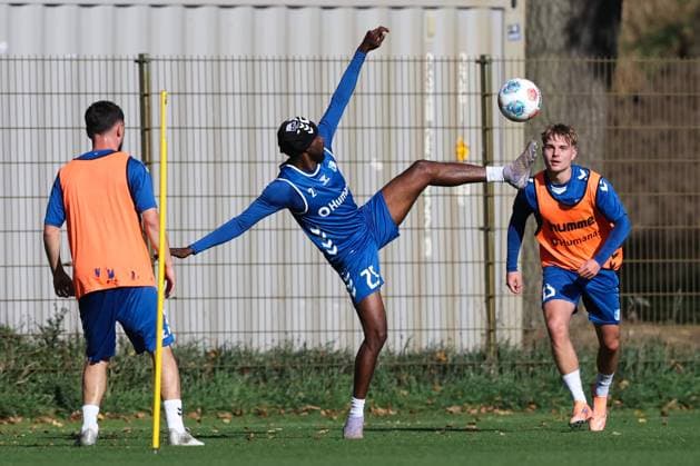 Silas Gnaka (M.,1. FC Magdeburg,25) gegen Magnus Baars (r.,1. FC Magdeburg,35) und Samuel Loric (1. FC Magdeburg,2) - 2. Fußball Bundesliga Saison 2025-2026 Training 1. FC Magdeburg an der Avnet Arena in Magdeburg - Fußball,Mann,Männer,Deutschland,13.10.2025