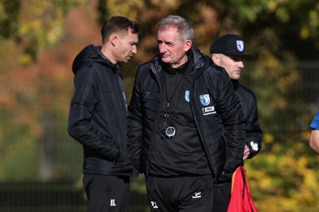 Trainer Petrik Sander (1. FC Magdeburg) mit im Hintergrund unscharf Trainer Pascal Ibold (1. FC Magdeburg) und Co-Trainer Silvio Bankert (1. FC Magdeburg) - 2. Fußball Bundesliga Saison 2025-2026 Training 1. FC Magdeburg an der Avnet Arena in Magdeburg - Fußball,Mann,Männer,Deutschland,13.10.2025