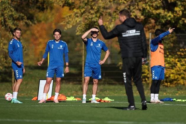 v.l. Marcus Mathisen (1. FC Magdeburg,16), Dariusz Stalmach (1. FC Magdeburg,6), Jean Hugonet (1. FC Magdeburg,24), Abu-Bekir Ömer El-Zein (1. FC Magdeburg,14) - 2. Fußball Bundesliga Saison 2025-2026 Training 1. FC Magdeburg an der Avnet Arena in Magdeburg - Fußball,Mann,Männer,Deutschland,13.10.2025