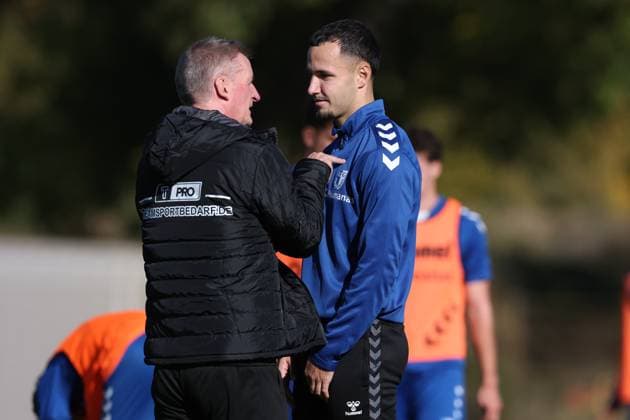 Trainer Petrik Sander (1. FC Magdeburg) mit Falko Michel (1. FC Magdeburg,21) - 2. Fußball Bundesliga Saison 2025-2026 Training 1. FC Magdeburg an der Avnet Arena in Magdeburg - Fußball,Mann,Männer,Deutschland,13.10.2025