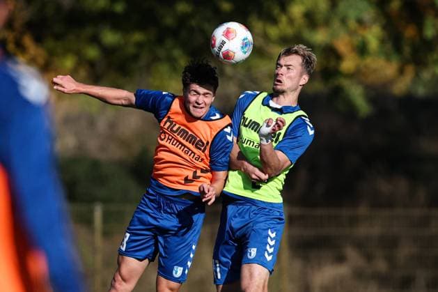 Alexander Ahl Holmström (r.,1. FC Magdeburg,11) gegen Max Geschwill (1. FC Magdeburg,28) - 2. Fußball Bundesliga Saison 2025-2026 Training 1. FC Magdeburg an der Avnet Arena in Magdeburg - Fußball,Mann,Männer,Deutschland,13.10.2025
