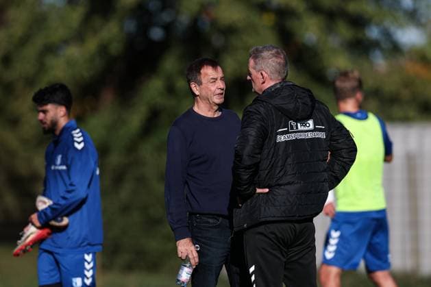 Geschäftsführer Otmar Schork (1. FC Magdeburg) mit Trainer Petrik Sander (1. FC Magdeburg) - 2. Fußball Bundesliga Saison 2025-2026 Training 1. FC Magdeburg an der Avnet Arena in Magdeburg - Fußball,Mann,Männer,Deutschland,13.10.2025