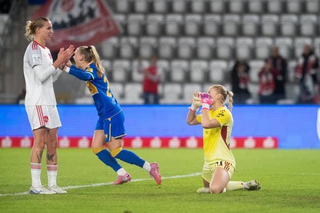 Google Pixel Frauen-Bundesliga 2025 26, 6. Spieltag am 13.10.2025 FC Carl Zeiss Jena vs 1. FC Nürnberg Jena erzielt das Tor zum 1:1. Nürnberg Torhüterin Larissa Rusek (Nürnberg) rechts fassungslos nach einem Abstimmungfehler mit Mitspielerin Oliwia Wos (links) im Hintergrund jubel Isabella Jaron (Jena) ad hoc Arena im Ernst-Abbe