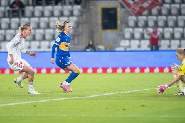 Google Pixel Frauen-Bundesliga 2025 26, 6. Spieltag am 13.10.2025 FC Carl Zeiss Jena vs 1. FC Nürnberg rechts: Torfrau Larissa Rusek (Nürnberg) lässt einen einfach Ball zum 1:1 durchrutschen. Torschützin Nike Andersson (Jena) ad hoc Arena im Ernst-Abbe