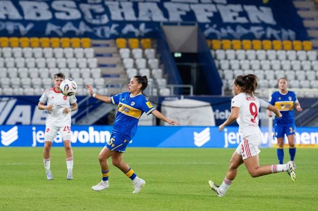 Google Pixel Frauen-Bundesliga 2025 26, 6. Spieltag am 13.10.2025 FC Carl Zeiss Jena vs 1. FC Nürnberg Mitte: Noemi Gentile (Jena) schlägt einen Ball weg ad hoc Arena im Ernst-Abbe