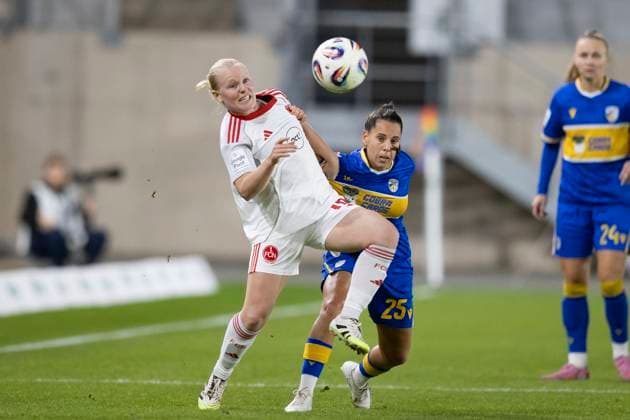 Google Pixel Frauen-Bundesliga: FC Carl Zeiss Jena vs. 1. FC Nürnberg; Jena; 13.10.2025 Aleigh Gambone ( 16; 1. FC Nürnberg) gegen Noemi Gentile ( 25; FC Carl Zeiss Jena) Google Pixel Frauen-Bundesliga: FC Carl Zeiss Jena vs. 1. FC Nürnberg; ad hoc arena im Ernst-Abbe-Sportfeld; 13.10.2025 Copyright: xBEAUTIFULxSPORTS Duehringx