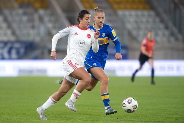 Google Pixel Frauen-Bundesliga 2025 26, 6. Spieltag am 13.10.2025 FC Carl Zeiss Jena vs 1. FC Nürnberg v.li. im Zweikampf Selma Licina (Nürnberg) gegen Steffi Schmid (Jena) ad hoc Arena im Ernst-Abbe