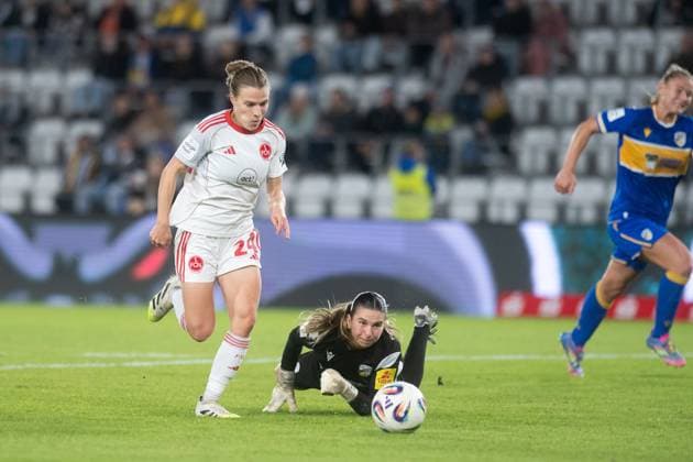 Google Pixel Frauen-Bundesliga 2025 26, 6. Spieltag am 13.10.2025 FC Carl Zeiss Jena vs 1. FC Nürnberg Das Tor zum 2:1 für Nürnberg. Nastassja Lein (Nürnberg) umkurvet Jena Torhüterin Hannah Etzold (Jena) und schiebt zum 2:1 ein ad hoc Arena im Ernst-Abbe