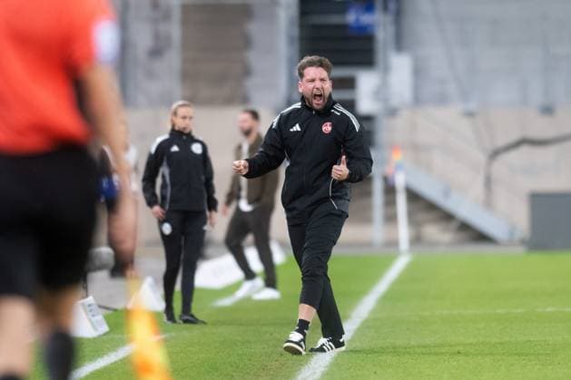 Google Pixel Frauen-Bundesliga 2025 26, 6. Spieltag am 13.10.2025 FC Carl Zeiss Jena vs 1. FC Nürnberg Trainer Thomas Oostendorp (Nürnberg) jubelt lautstark über das Tor zum 2:1 für Nürnberg ad hoc Arena im Ernst-Abbe