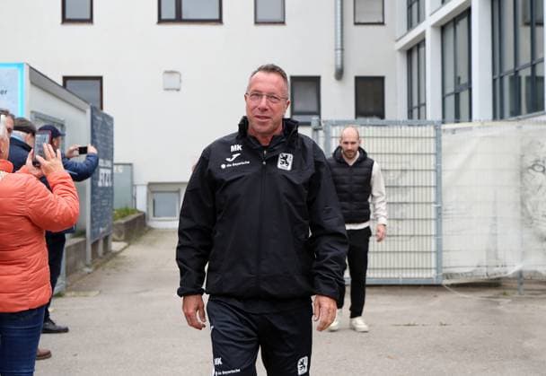 Fussball, Herren, 3.Liga, Saison 2025 2026, TSV 1860 München, Training Markus Kauczinski, Trainer (TSV 1860 München) auf dem Weg zum Trainingsplatz