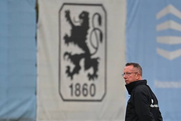 Trainer Markus KAUCZINSKI (1860), Gestik,gibt Anweisungen, Training TSV 1860 Muenchen am 13.10.2025 Fussball 3.Liga,Saison 2025 2026 Â