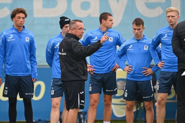 Trainer Markus KAUCZINSKI (1860), Gestik,gibt Anweisungen, Training TSV 1860 Muenchen am 13.10.2025 Fussball 3.Liga,Saison 2025 2026