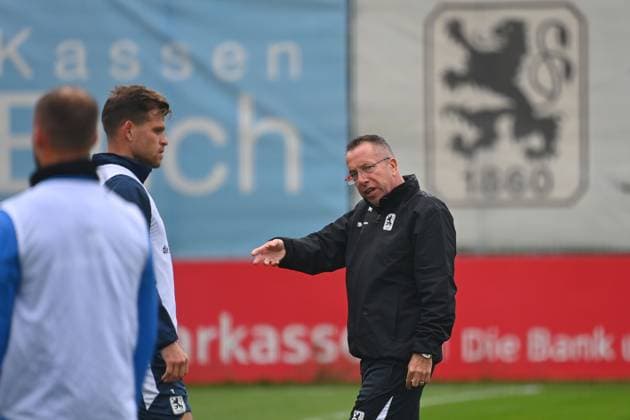 Trainer Markus KAUCZINSKI (1860), Gestik,gibt Anweisungen, Florian NIEDERLECHNER (TSV 1860 Muenchen). Training TSV 1860 Muenchen am 13.10.2025 Fussball 3.Liga,Saison 2025 2026