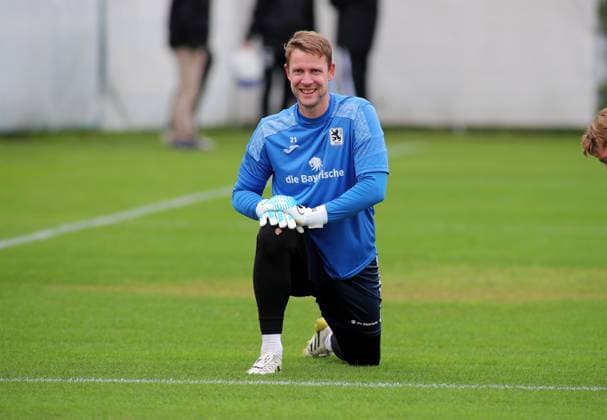 Fussball, Herren, 3.Liga, Saison 2025 2026, TSV 1860 München, Training Thomas Dähne Daehne (TSV 1860 München) kniet beim aufwärmen, Dehnen