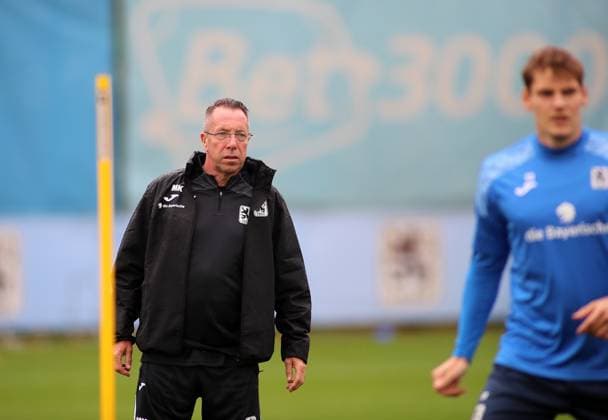 Fussball, Herren, 3.Liga, Saison 2025 2026, TSV 1860 München, Training Markus Kauczinski, Trainer (TSV 1860 München) auf dem Trainingsplatz mit Blick auf seine Spieler