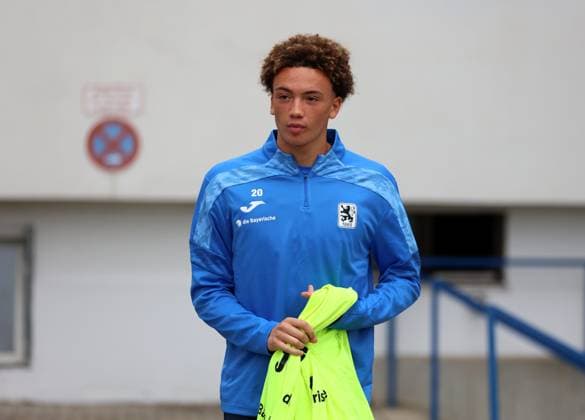 Fussball, Herren, 3.Liga, Saison 2025 2026, TSV 1860 München, Training Samuel Althaus (TSV 1860 München) auf dem Weg zum Training