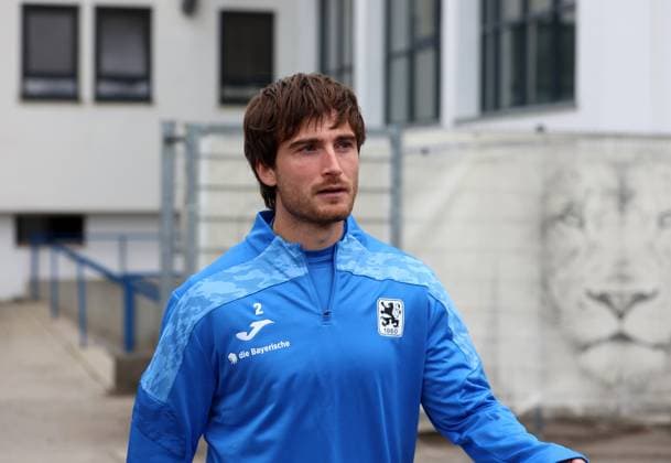 Fussball, Herren, 3.Liga, Saison 2025 2026, TSV 1860 München, Training Tim Danhof (TSV 1860 München) auf dem Weg zum Training