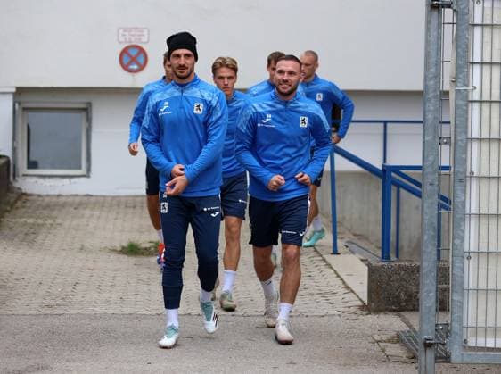 Fussball, Herren, 3.Liga, Saison 2025 2026, TSV 1860 München, Training Maximilian Wolfram (TSV 1860 München) (li.) mit Patrick Hobsch (TSV 1860 München) (re.) auf dem Weg zum Training
