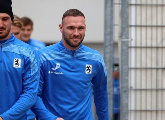 Fussball, Herren, 3.Liga, Saison 2025 2026, TSV 1860 München, Training Patrick Hobsch (TSV 1860 München) auf dem Weg zum Training