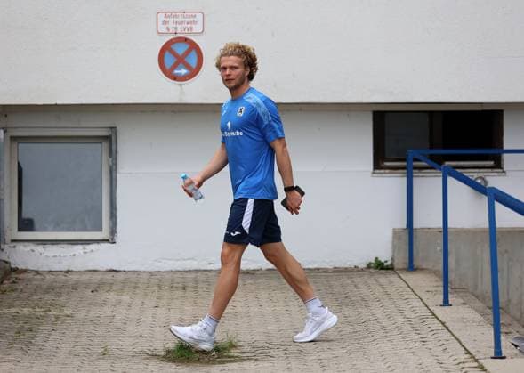 Fussball, Herren, 3.Liga, Saison 2025 2026, TSV 1860 München, Training Jesper Verlaat (TSV 1860 München) auf dem Weg in den Fitnessraum, Aufbautraining
