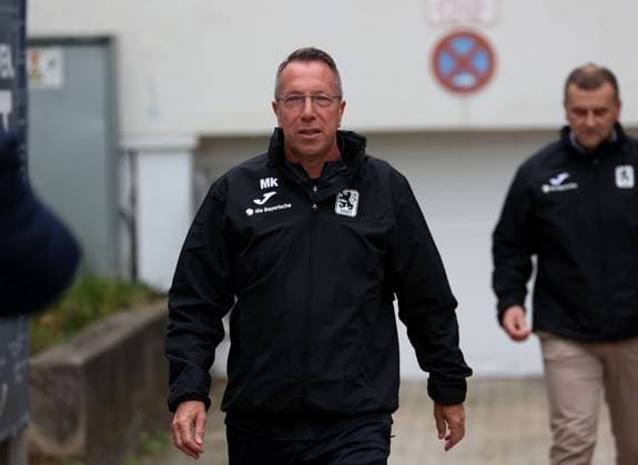 Fussball, Herren, 3.Liga, Saison 2025 2026, TSV 1860 München, Training Markus Kauczinski, Trainer (TSV 1860 München) auf dem Weg zum Training