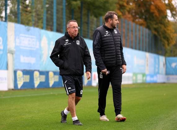 Fussball, Herren, 3.Liga, Saison 2025 2026, TSV 1860 München, Training Markus Kauczinski, Trainer (TSV 1860 München) (li.) geht über den Trainingsplatz