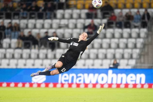 Google Pixel Frauen-Bundesliga 2025 26, 6. Spieltag am 13.10.2025 FC Carl Zeiss Jena vs 1. FC Nürnberg Jenas Torfrau Hannah Etzold (Jena) liegt vergebens beim Traumtor zum 3:1 für Nürnberg durch Sanja Homann (Nürnberg) in der Luft ad hoc Arena im Ernst-Abbe