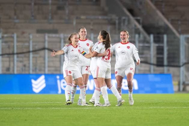 Google Pixel Frauen-Bundesliga 2025 26, 6. Spieltag am 13.10.2025 FC Carl Zeiss Jena vs 1. FC Nürnberg Jubel und Ungläubigkeit bei den Spielerinnen von Nürnberg nach dem Weitschuss Traumtor zum 3:1 durch Sanja Homann (Mitte) ad hoc Arena im Ernst-Abbe