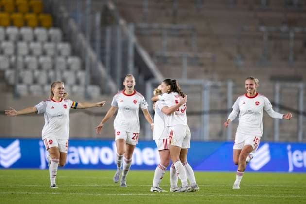 Google Pixel Frauen-Bundesliga: FC Carl Zeiss Jena vs. 1. FC Nürnberg; Jena; 13.10.2025 Jubel, Aleigh Gambone ( 16; 1. FC Nürnberg) (links) und Sanja Homann ( 19; 1. FC Nürnberg) Google Pixel Frauen-Bundesliga: FC Carl Zeiss Jena vs. 1. FC Nürnberg; ad hoc arena im Ernst-Abbe-Sportfeld; 13.10.2025 Copyright: xBEAUTIFULxSPORTS Duehringx