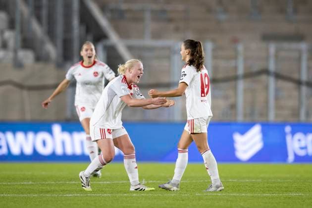 Google Pixel Frauen-Bundesliga: FC Carl Zeiss Jena vs. 1. FC Nürnberg; Jena; 13.10.2025 Jubel, Aleigh Gambone ( 16; 1. FC Nürnberg) (links) und Sanja Homann ( 19; 1. FC Nürnberg) Google Pixel Frauen-Bundesliga: FC Carl Zeiss Jena vs. 1. FC Nürnberg; ad hoc arena im Ernst-Abbe-Sportfeld; 13.10.2025 Copyright: xBEAUTIFULxSPORTS Duehringx