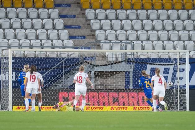 Google Pixel Frauen-Bundesliga 2025 26, 6. Spieltag am 13.10.2025 FC Carl Zeiss Jena vs 1. FC Nürnberg Strafstoß zum 2:3 Anschluss für Jena. Isabella Jaron (Jena) verwendelt sicher ins rechte untere Eck ad hoc Arena im Ernst-Abbe