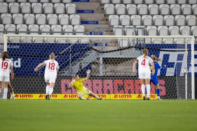 Google Pixel Frauen-Bundesliga: FC Carl Zeiss Jena vs. 1. FC Nürnberg; Jena; 13.10.2025 Elfmetertor durch Isabella Jaron ( 24; FC Carl Zeiss Jena) gegen Larissa Rusek ( 21; 1. FC Nürnberg) Google Pixel Frauen-Bundesliga: FC Carl Zeiss Jena vs. 1. FC Nürnberg; ad hoc arena im Ernst-Abbe-Sportfeld; 13.10.2025 Copyright: xBEAUTIFULxSPORTS Duehringx
