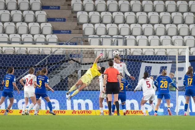 Google Pixel Frauen-Bundesliga 2025 26, 6. Spieltag am 13.10.2025 FC Carl Zeiss Jena vs 1. FC Nürnberg In der Nachspielzeit verhindert Oliwia Wos (Nürnberg) mit dem Kopf auf der Linie den 3:3 Ausgleich durch Jena und sichert den 3:2 Auswärtserfolg für Nürnberg ad hoc Arena im Ernst-Abbe