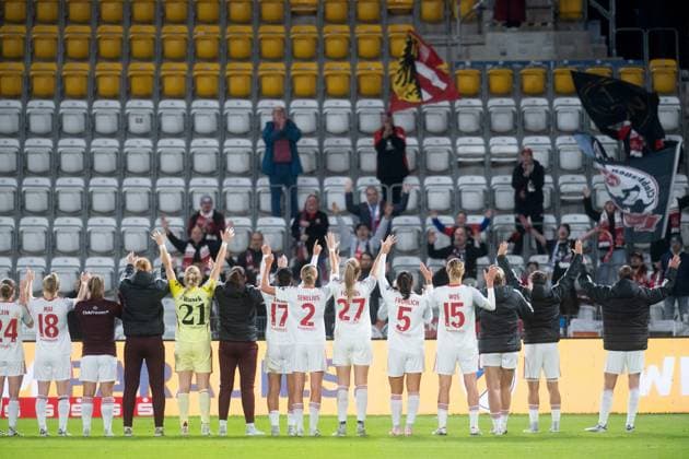 Google Pixel Frauen-Bundesliga 2025 26, 6. Spieltag am 13.10.2025 FC Carl Zeiss Jena vs 1. FC Nürnberg Die Spielerinnen von Nürnberg feiern nach dem 3:2 Sieg in Jena mit den mitgereisten Fans ad hoc Arena im Ernst-Abbe