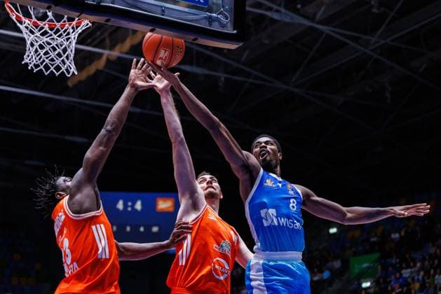 easycredit BBL William Christmas (Frankfurt Skyliners, 8) mit dem Korbleger gegen Philipp Herkenhoff (Rasta Vechta, 14) und Malcolm Dandridge (Rasta Vechta, 23) Spiel der easycredit BBL Frankfurt Skyliners - Rasta Vechta; am 4. Spieltag der Saison 25 26 in der Süwag Energie ARENA am 13.10.2025 Copyright: xBEAUTIFULxSPORTS Hahnex
