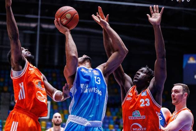 easycredit BBL Jaedon LeDee (Frankfurt Skyliners, 13) unter dem Korb gegen TJ Bamba (Rasta Vechta, 5) und Malcolm Dandridge (Rasta Vechta, 23) Spiel der easycredit BBL Frankfurt Skyliners - Rasta Vechta; am 4. Spieltag der Saison 25 26 in der Süwag Energie ARENA am 13.10.2025 Copyright: xBEAUTIFULxSPORTS Hahnex