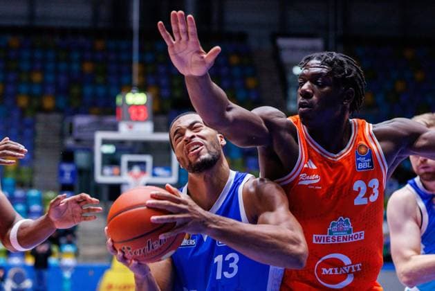 easycredit BBL Jaedon LeDee (Frankfurt Skyliners, 13) mit Ball unter dem Korb gegen Malcolm Dandridge (Rasta Vechta, 23) Spiel der easycredit BBL Frankfurt Skyliners - Rasta Vechta; am 4. Spieltag der Saison 25 26 in der Süwag Energie ARENA am 13.10.2025 Copyright: xBEAUTIFULxSPORTS Hahnex