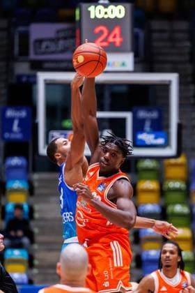 easycredit BBL Tipoff in Frankfurt; Malcolm Dandridge (Rasta Vechta, 23) und Jaedon LeDee (Frankfurt Skyliners, 13) gegen hoch zum Ball Spiel der easycredit BBL Frankfurt Skyliners - Rasta Vechta; am 4. Spieltag der Saison 25 26 in der Süwag Energie ARENA am 13.10.2025 Copyright: xBEAUTIFULxSPORTS Hahnex