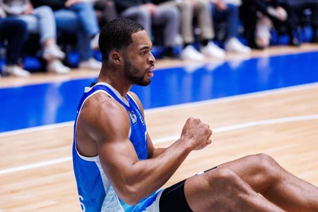 easycredit BBL Jaedon LeDee (Frankfurt Skyliners, 13) am Boden nach einem Foul Spiel der easycredit BBL Frankfurt Skyliners - Rasta Vechta; am 4. Spieltag der Saison 25 26 in der Süwag Energie ARENA am 13.10.2025 Copyright: xBEAUTIFULxSPORTS Hahnex