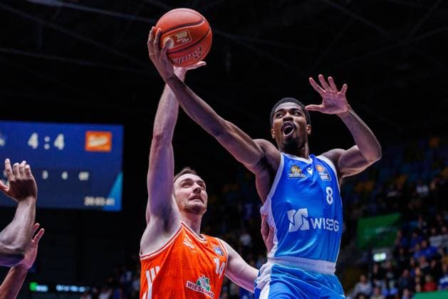 easycredit BBL William Christmas (Frankfurt Skyliners, 8) mit Ball beim Korbleger gegen Philipp Herkenhoff (Rasta Vechta, 14) Spiel der easycredit BBL Frankfurt Skyliners - Rasta Vechta; am 4. Spieltag der Saison 25 26 in der Süwag Energie ARENA am 13.10.2025 Copyright: xBEAUTIFULxSPORTS Hahnex