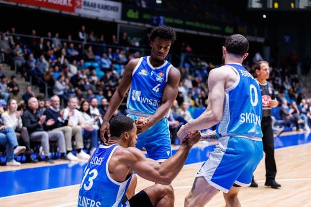 easycredit BBL Nahiem Alleyne (Frankfurt Skyliners, 4) und Logan Johnson (Frankfurt Skyliners, 0) helfen Jaedon LeDee (Frankfurt Skyliners, 13) vom Boden auf Spiel der easycredit BBL Frankfurt Skyliners - Rasta Vechta; am 4. Spieltag der Saison 25 26 in der Süwag Energie ARENA am 13.10.2025 Copyright: xBEAUTIFULxSPORTS Hahnex