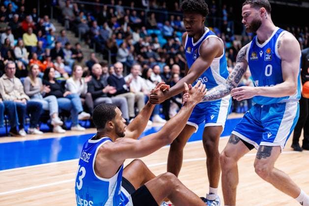 easycredit BBL Nahiem Alleyne (Frankfurt Skyliners, 4) und Logan Johnson (Frankfurt Skyliners, 0) helfen Jaedon LeDee (Frankfurt Skyliners, 13) vom Boden auf Spiel der easycredit BBL Frankfurt Skyliners - Rasta Vechta; am 4. Spieltag der Saison 25 26 in der Süwag Energie ARENA am 13.10.2025 Copyright: xBEAUTIFULxSPORTS Hahnex
