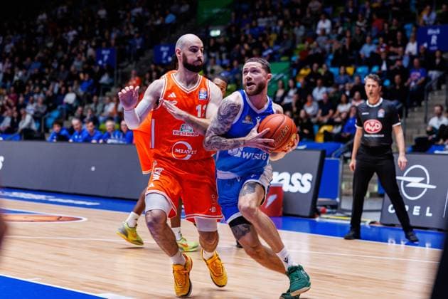easycredit BBL Logan Johnson (Frankfurt Skyliners, 0) mit Ball gegen Tommy Kuhse (Rasta Vechta, 12) Spiel der easycredit BBL Frankfurt Skyliners - Rasta Vechta; am 4. Spieltag der Saison 25 26 in der Süwag Energie ARENA am 13.10.2025 Copyright: xBEAUTIFULxSPORTS Hahnex