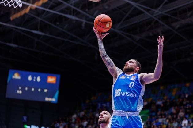 easycredit BBL Logan Johnson (Frankfurt Skyliners, 0) mit einem Korbleger gegen Tommy Kuhse (Rasta Vechta, 12) Spiel der easycredit BBL Frankfurt Skyliners - Rasta Vechta; am 4. Spieltag der Saison 25 26 in der Süwag Energie ARENA am 13.10.2025 Copyright: xBEAUTIFULxSPORTS Hahnex