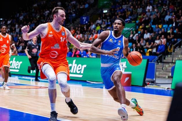 easycredit BBL William Christmas (Frankfurt Skyliners, 8) mit Ball gegen Philipp Herkenhoff (Rasta Vechta, 14) Spiel der easycredit BBL Frankfurt Skyliners - Rasta Vechta; am 4. Spieltag der Saison 25 26 in der Süwag Energie ARENA am 13.10.2025 Copyright: xBEAUTIFULxSPORTS Hahnex