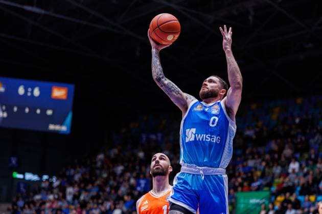 easycredit BBL Logan Johnson (Frankfurt Skyliners, 0) mit einem Korbleger gegen Tommy Kuhse (Rasta Vechta, 12) Spiel der easycredit BBL Frankfurt Skyliners - Rasta Vechta; am 4. Spieltag der Saison 25 26 in der Süwag Energie ARENA am 13.10.2025 Copyright: xBEAUTIFULxSPORTS Hahnex
